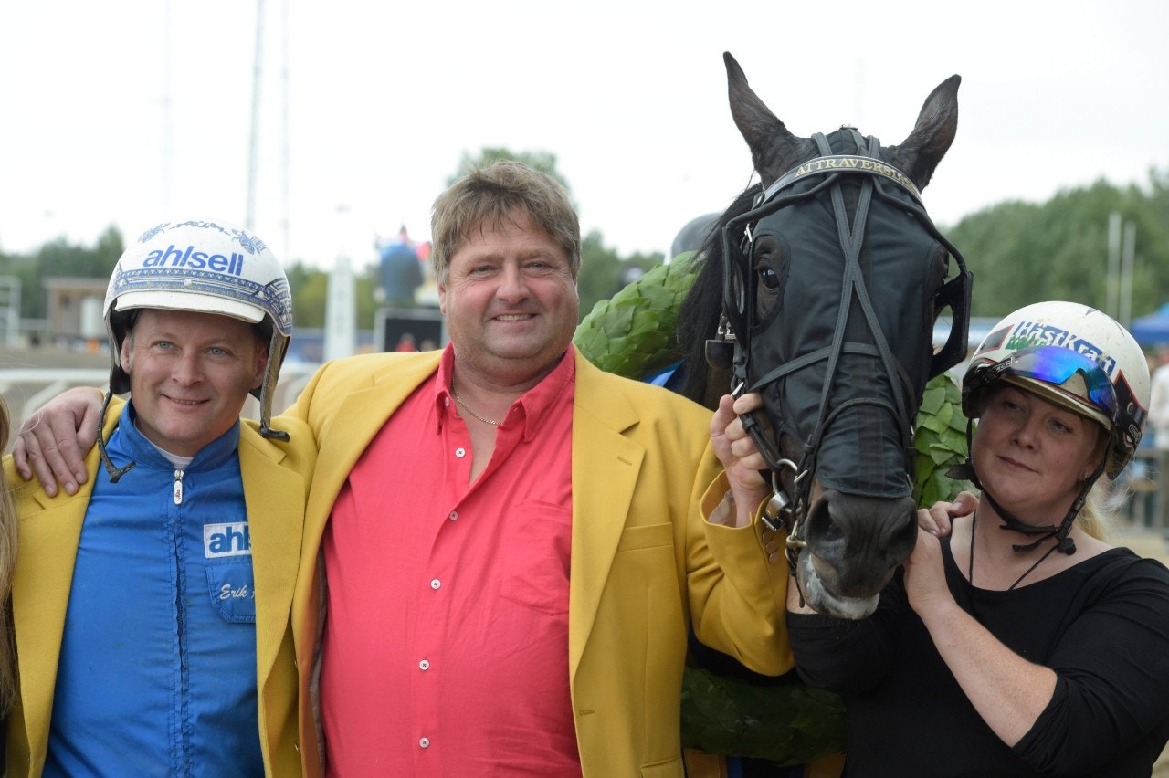 Återigen stod Svante Båth och Erik Adielsson på segerpodiet efter Derbyt. Attraversiamo blev årets vinnare på Jägersro. Foto: Leif Norberg, ALN