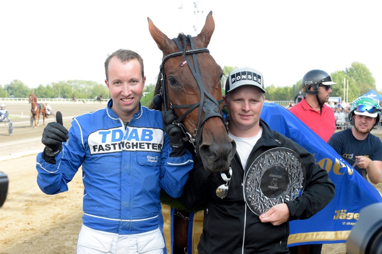 Rikard N Skoglund och Mattias Djuse flankerar Racing Brodda. Foto: Leif Norberg, ALN