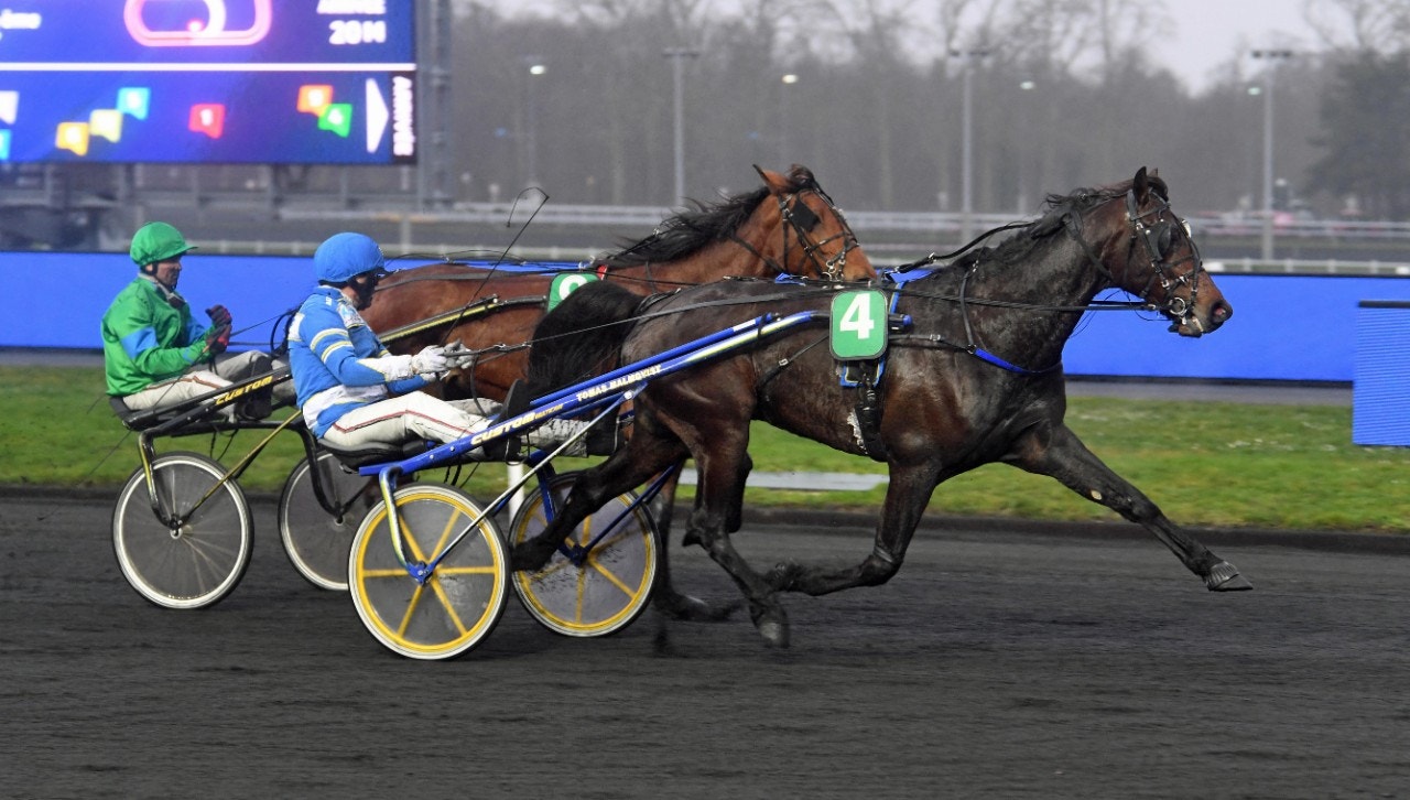 Praktskräll i Paris av Calle Crown