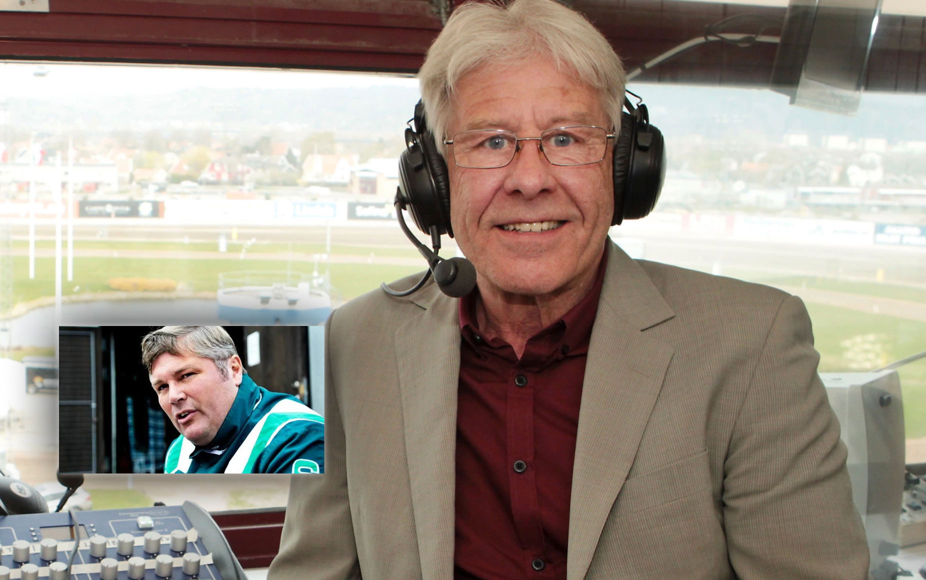 En äldre man med glasögon och headset sitter vid en mikrofon i en studiomiljö med utsikt över ett sportfält i bakgrunden.