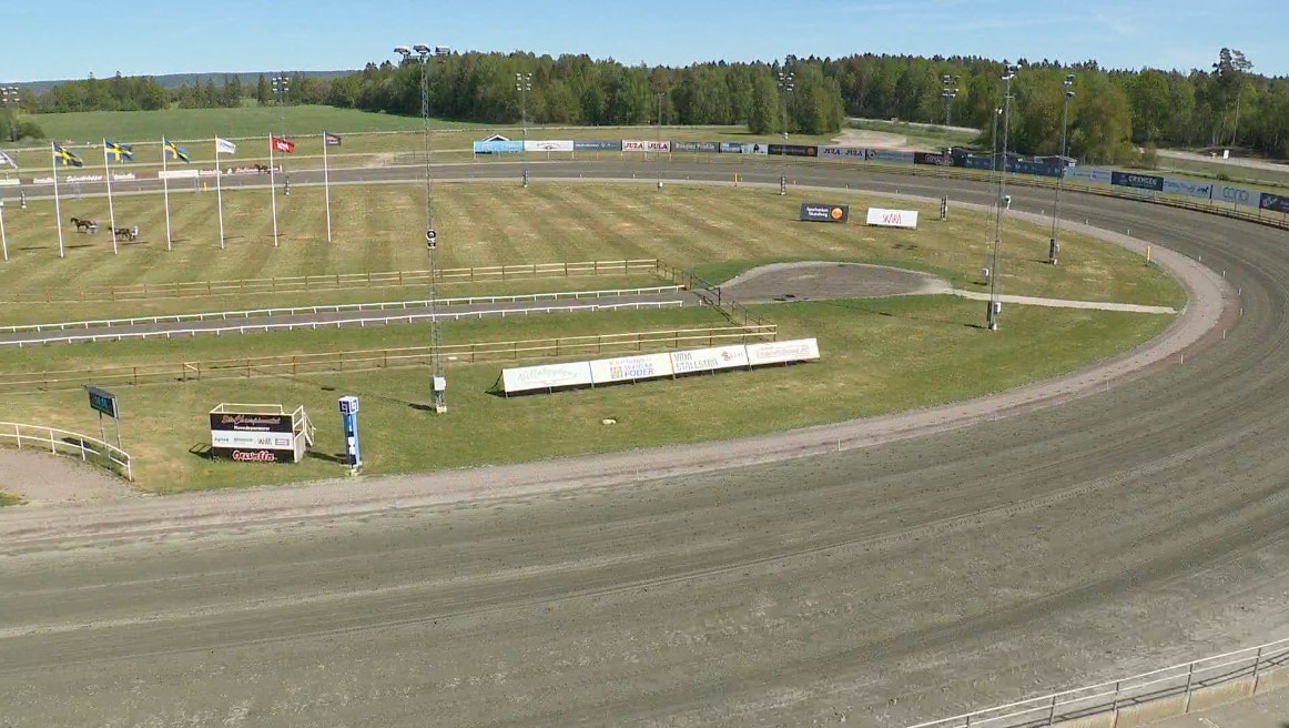 JUST NU: Tävlingarna pausade – otäck olycka på Axevalla