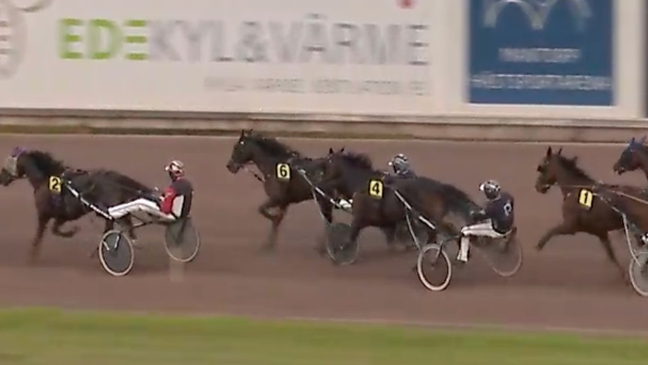 Märkliga scener – sitsen lossnar i loppet