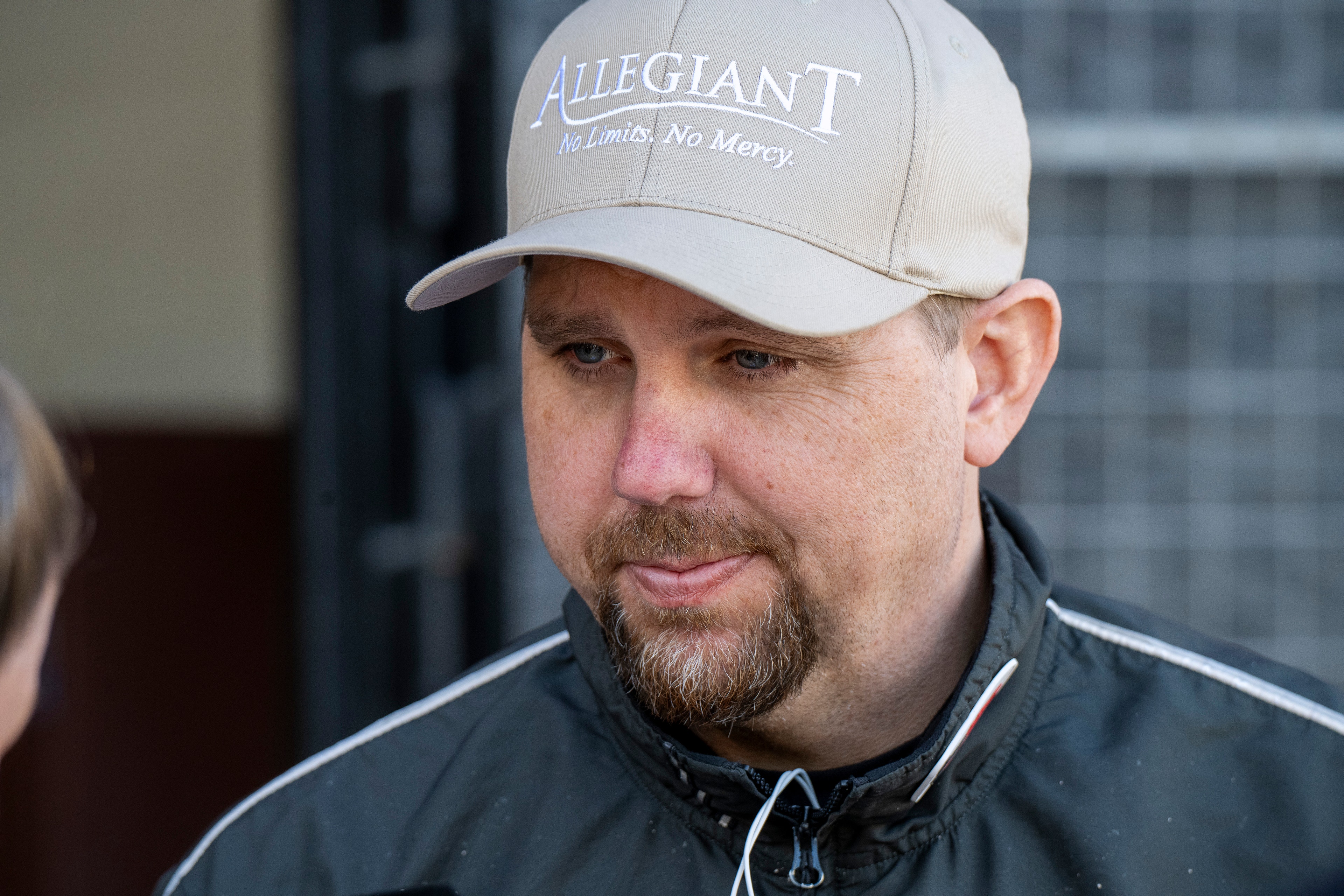 Porträtt av en man med skägg som bär en vit keps och mörk jacka. Daniel Reden