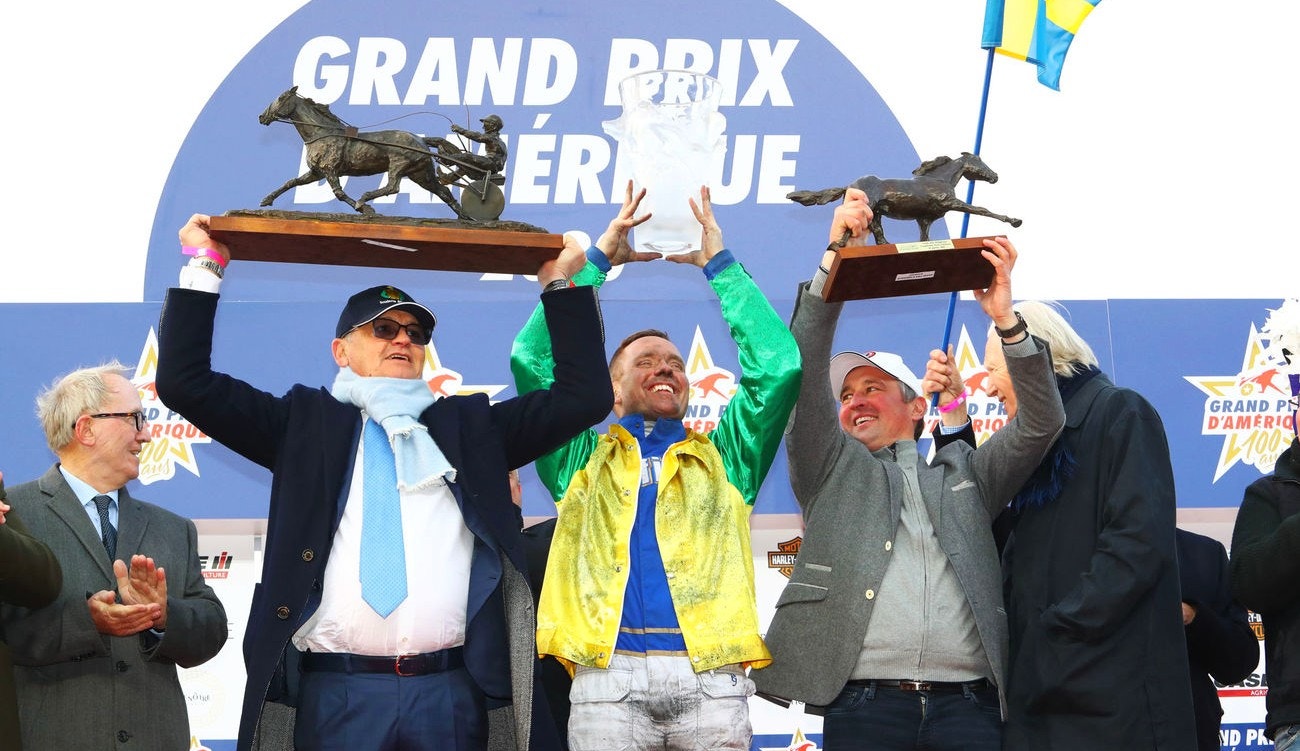 Björn Goop i centrum efter segern med Face Time Bourbon förra året. Nu är det Prix d'Amérique-dags igen. Foto: Elliott Chouraqui, Scoop Dyga/Bildbyrån