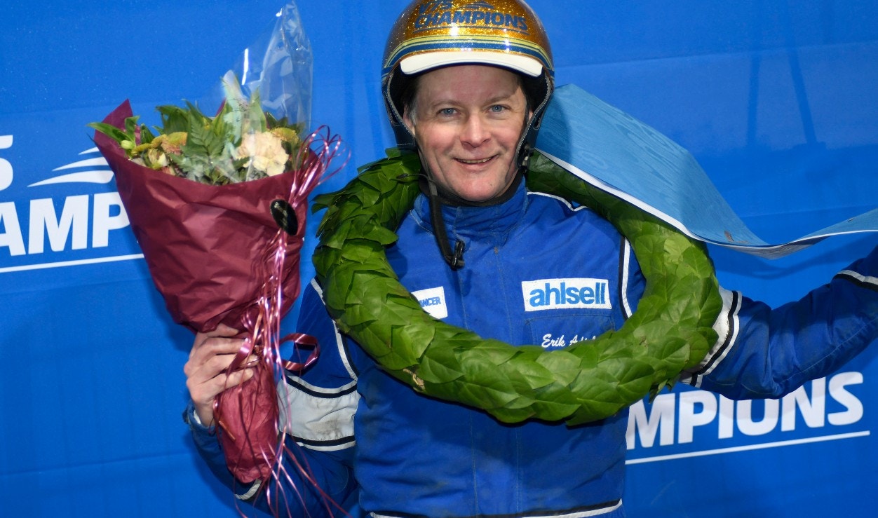 Erik Adielsson hyllades efter segern i kuskmatchen V75 Champions. Foto: Göran Lindskog, Sidmakarn/ALN