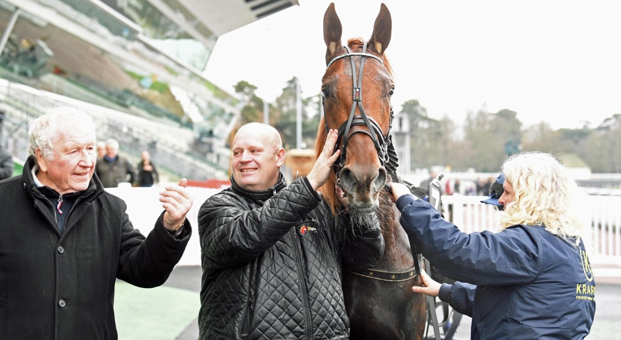 Empire och Tomas Malmqvist i vinnarcirkeln på Vincennes. Foto: Gerard Forni, Scoop Dyga