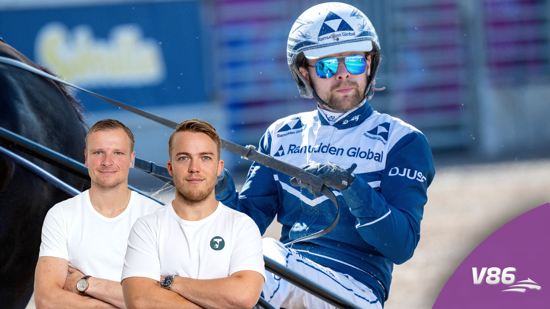En travkusk i blå och vit tävlingsdräkt och hjälm sitter i en travsulky bakom en häst. Framför honom står två unga män i vita t-shirts med armarna i kors. I nedre högra hörnet syns en lila logotyp med texten V86.