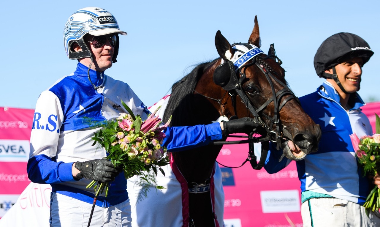 Christoffer Eriksson med Cokstile, som nu är officiell vinnare av Elitloppet. Foto: Simon Hastegård, Bildbyrån
