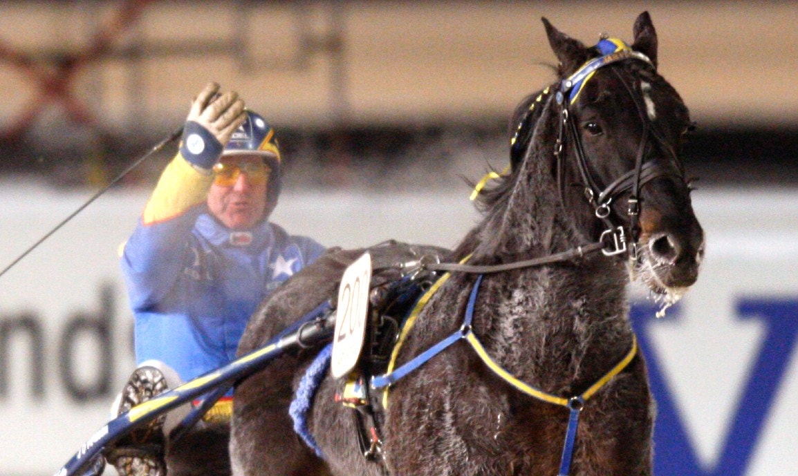 Järvsöfaks med Jan-Olov Persson vid hästens 200:e seger. Foto: Micke Gustafsson, ALN