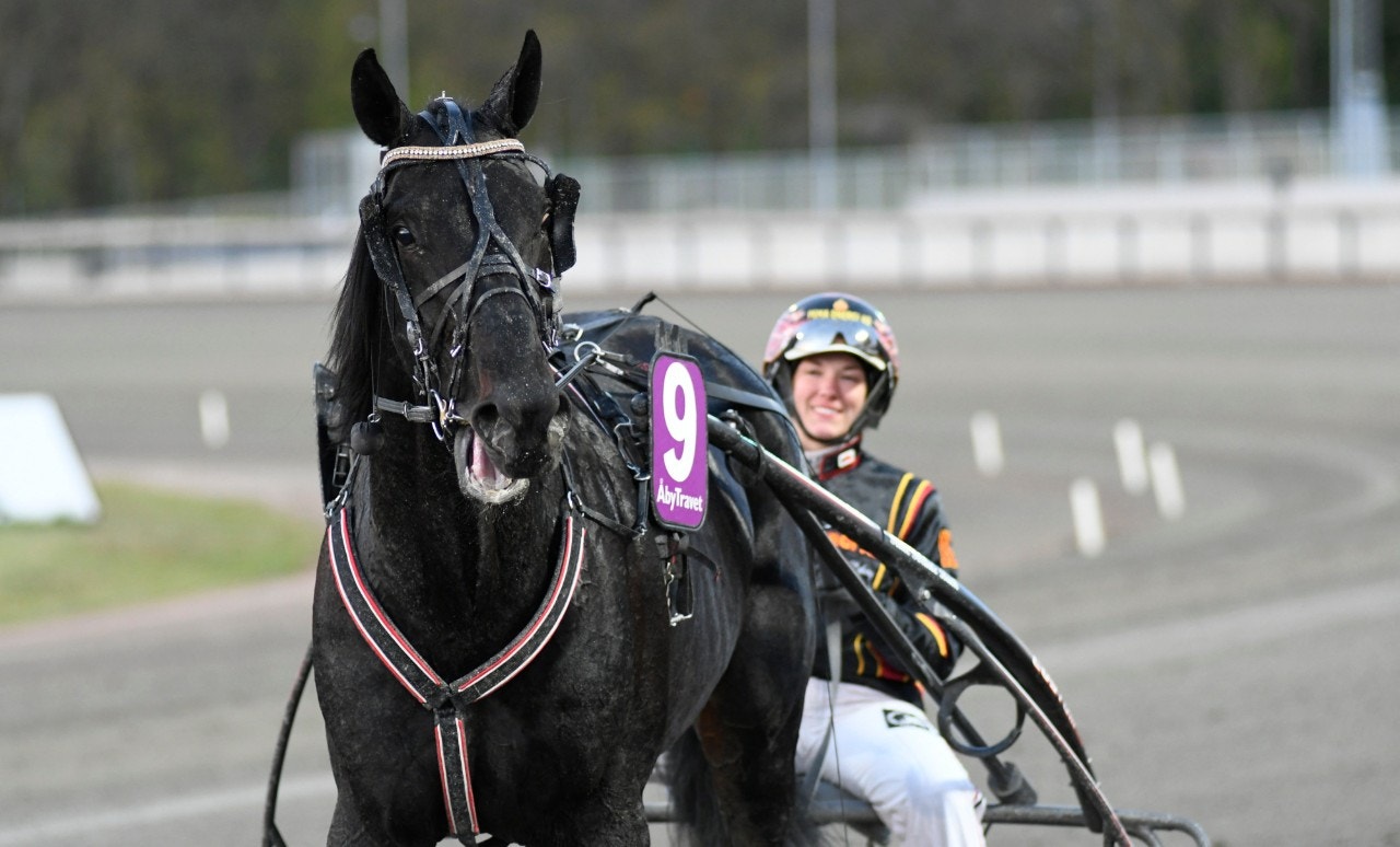 Louie Brodde och Kim Moberg segerdefilerar efter en ny fullträff. Foto: Göran Lindskog, ALN