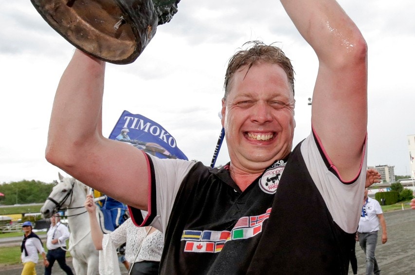 Segerjubel för Richard Westerink sedan Etonnant högst överraskande spårat hela vägen i Prix de Paris. Foto: Anders L Eriksson, Bildbyrån