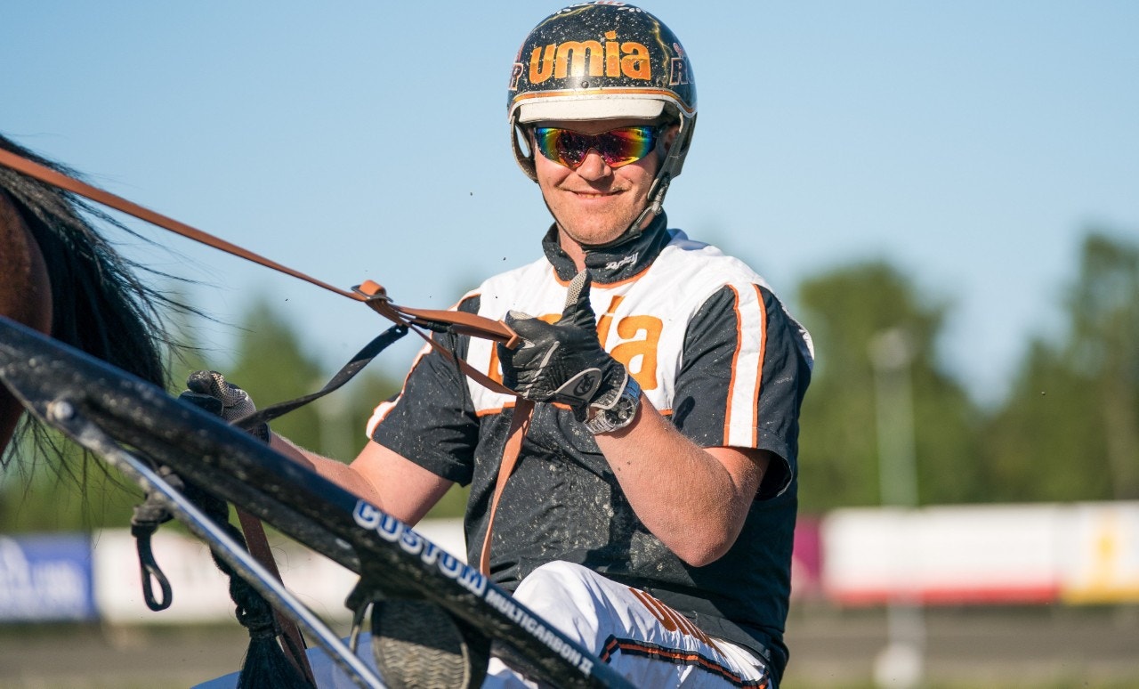 Robert Dunder flyttar stallet från Umåker till Bergsåker. Foto: Ola Westerberg, ALN