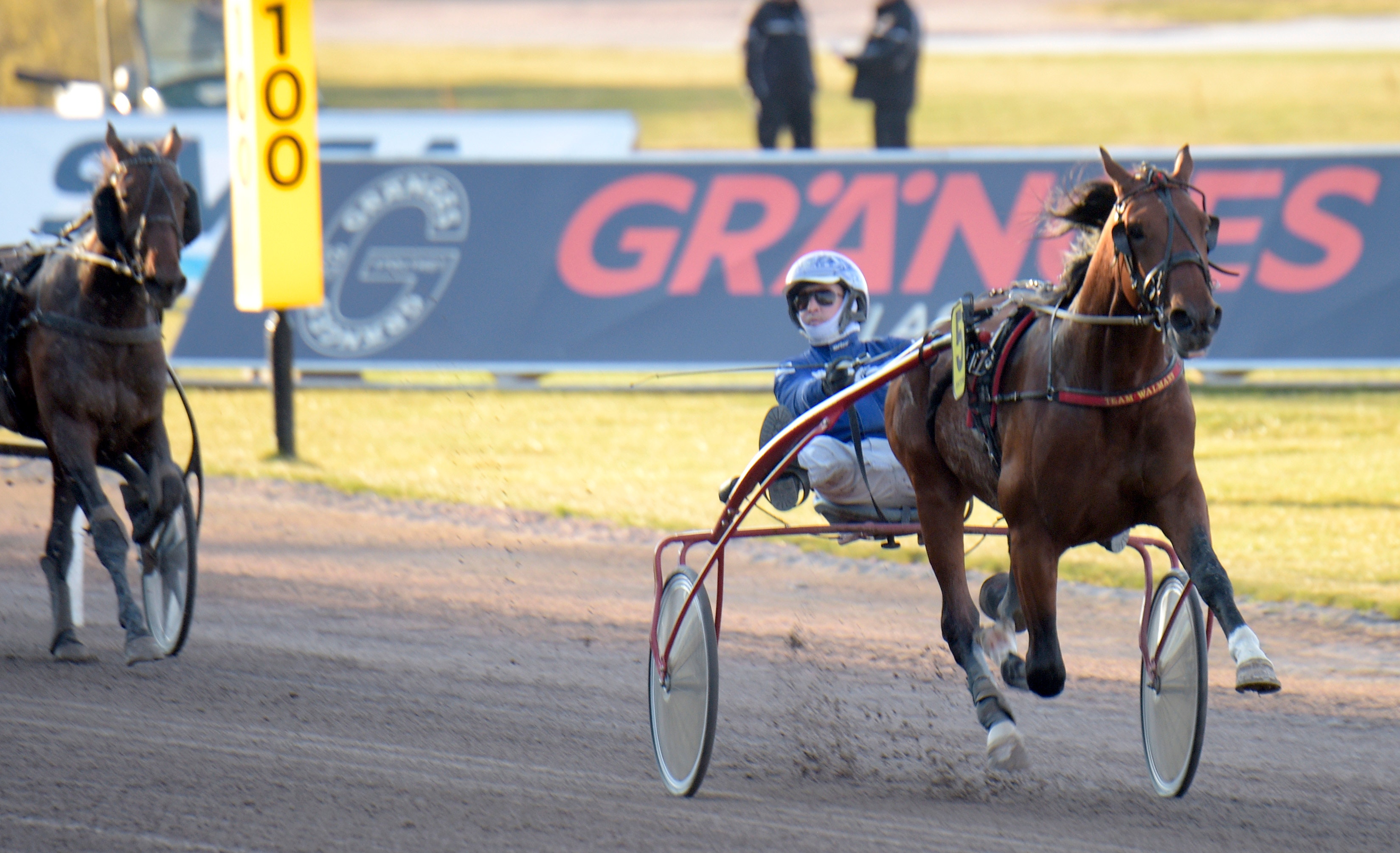 Budstrid på Travera redan på fredagen