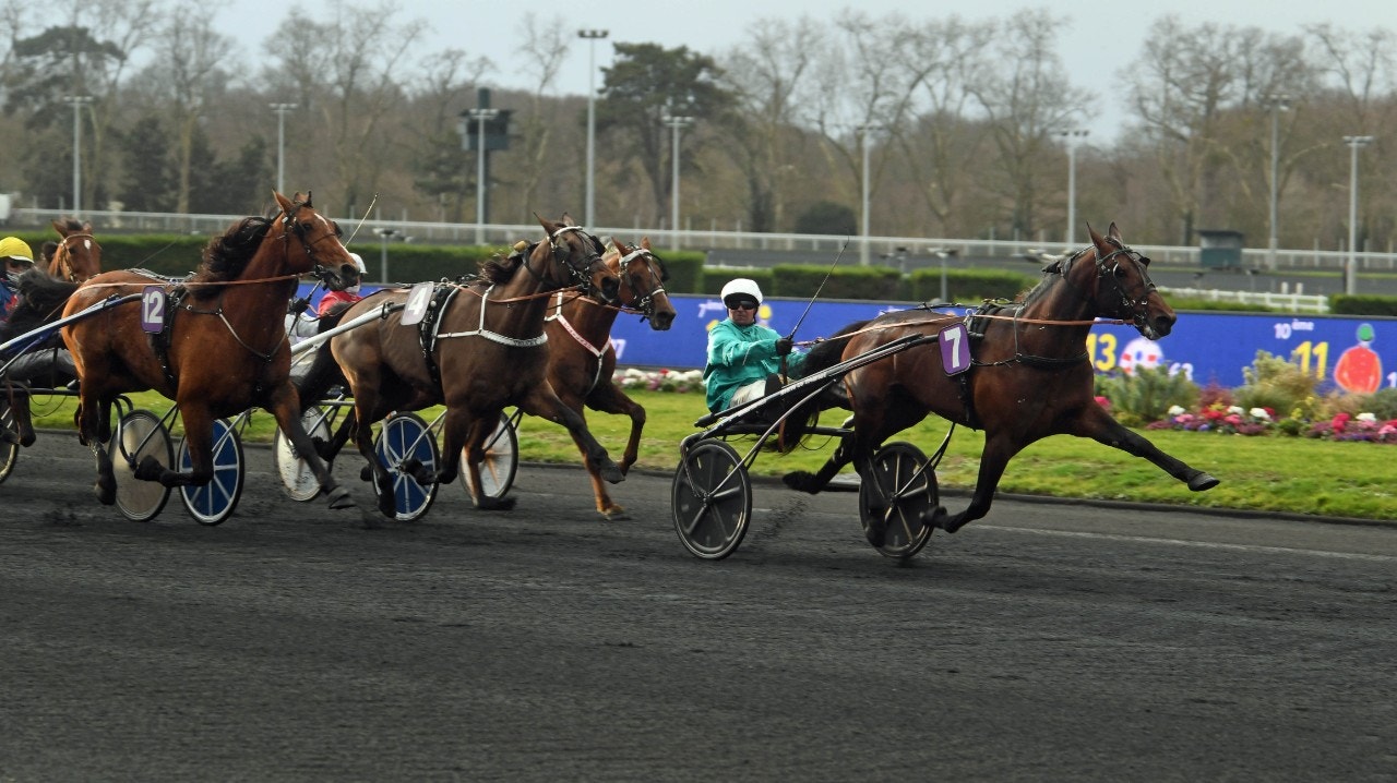 Violetto Jet går undan till seger i Prix de Nevers. Foto: Gerard Forni, Scoop Dyga