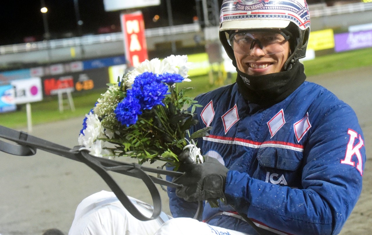 Kevin Oscarsson i segerjollen bakom Florist. Foto: Martin Langels, ALN