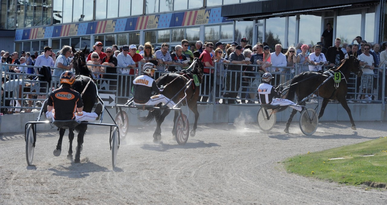 Defilering i bakvarv på Solvalla