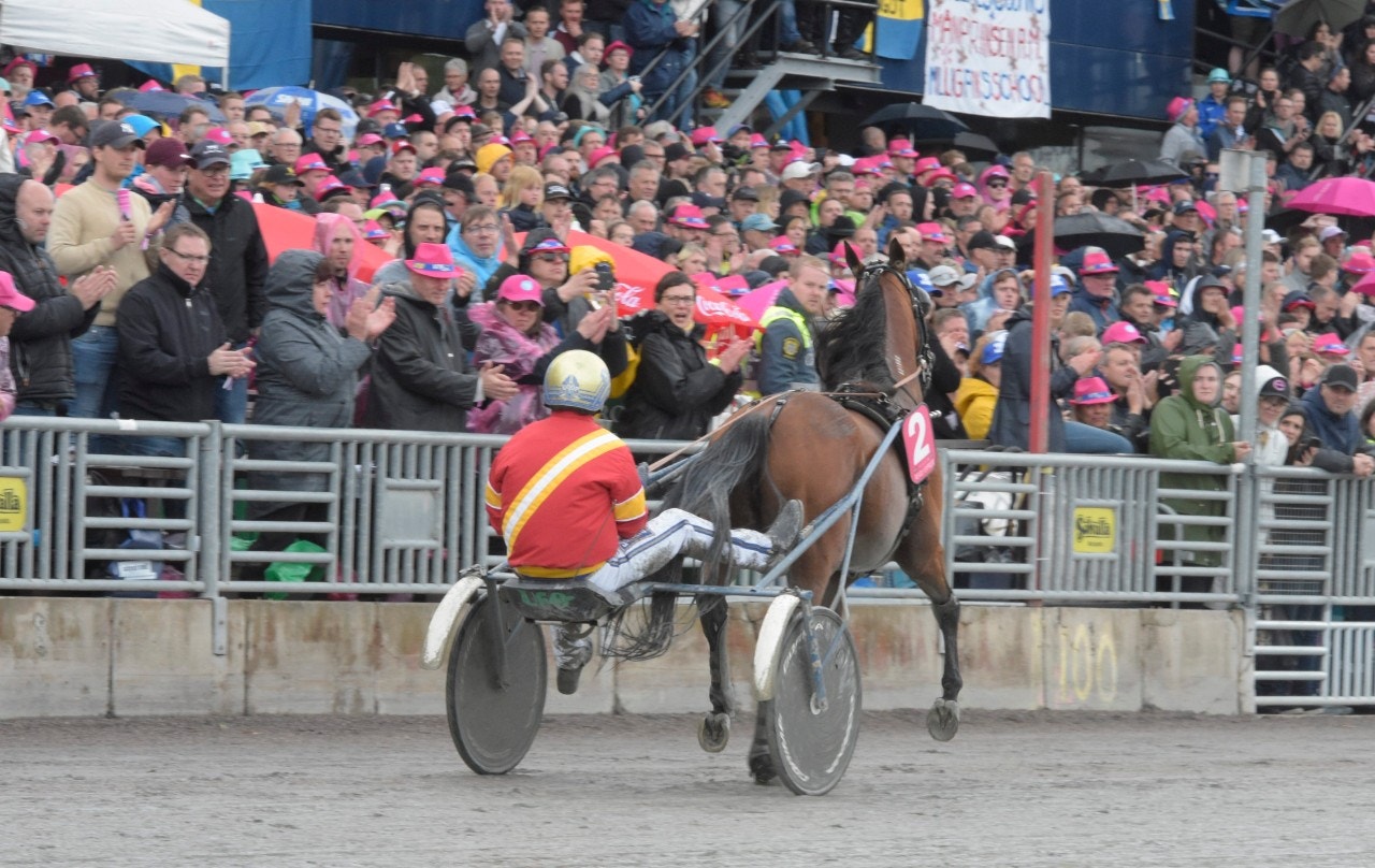 Readly Express tog adjö - före Elitloppets final. Foto: ALN