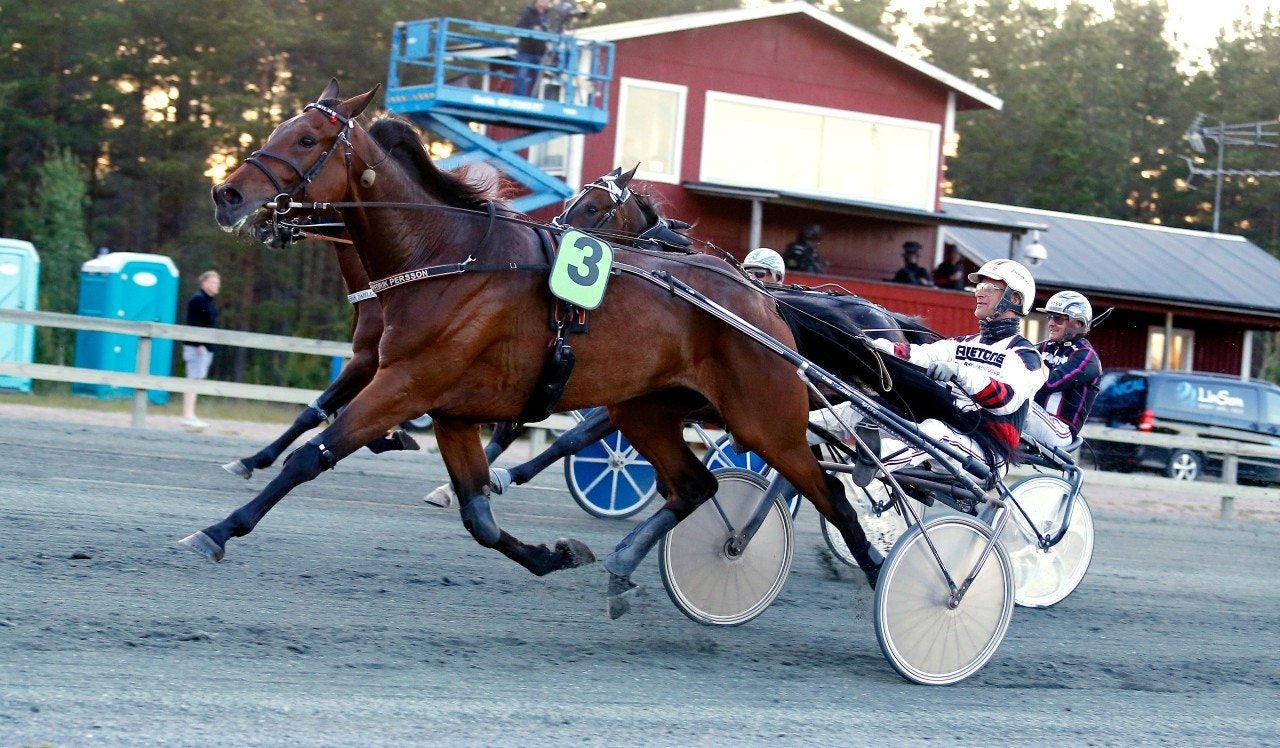 Kalmar 15 mars: Hurricane Silas stormar fram