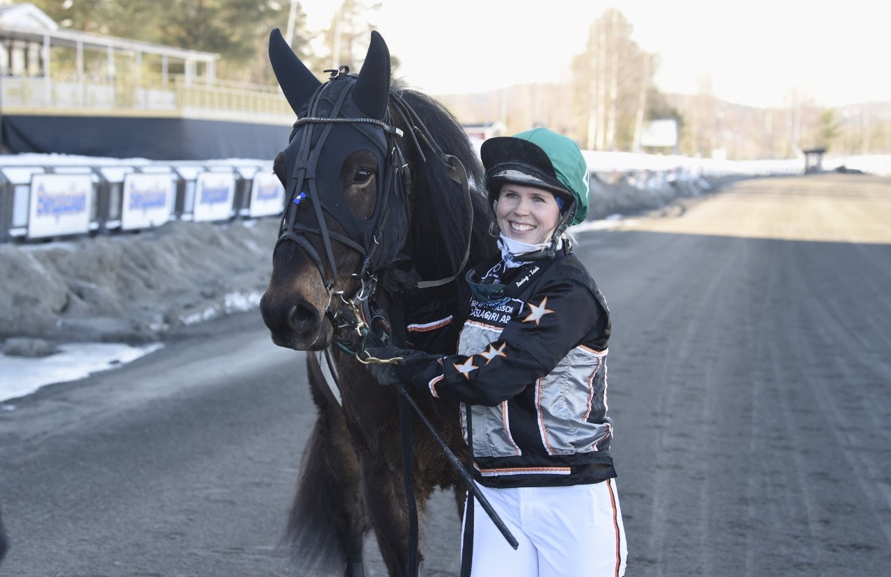 Wilda Fille och Emilia Leo hade ny show på Bergsåker. Foto: Christer Norin, ALN