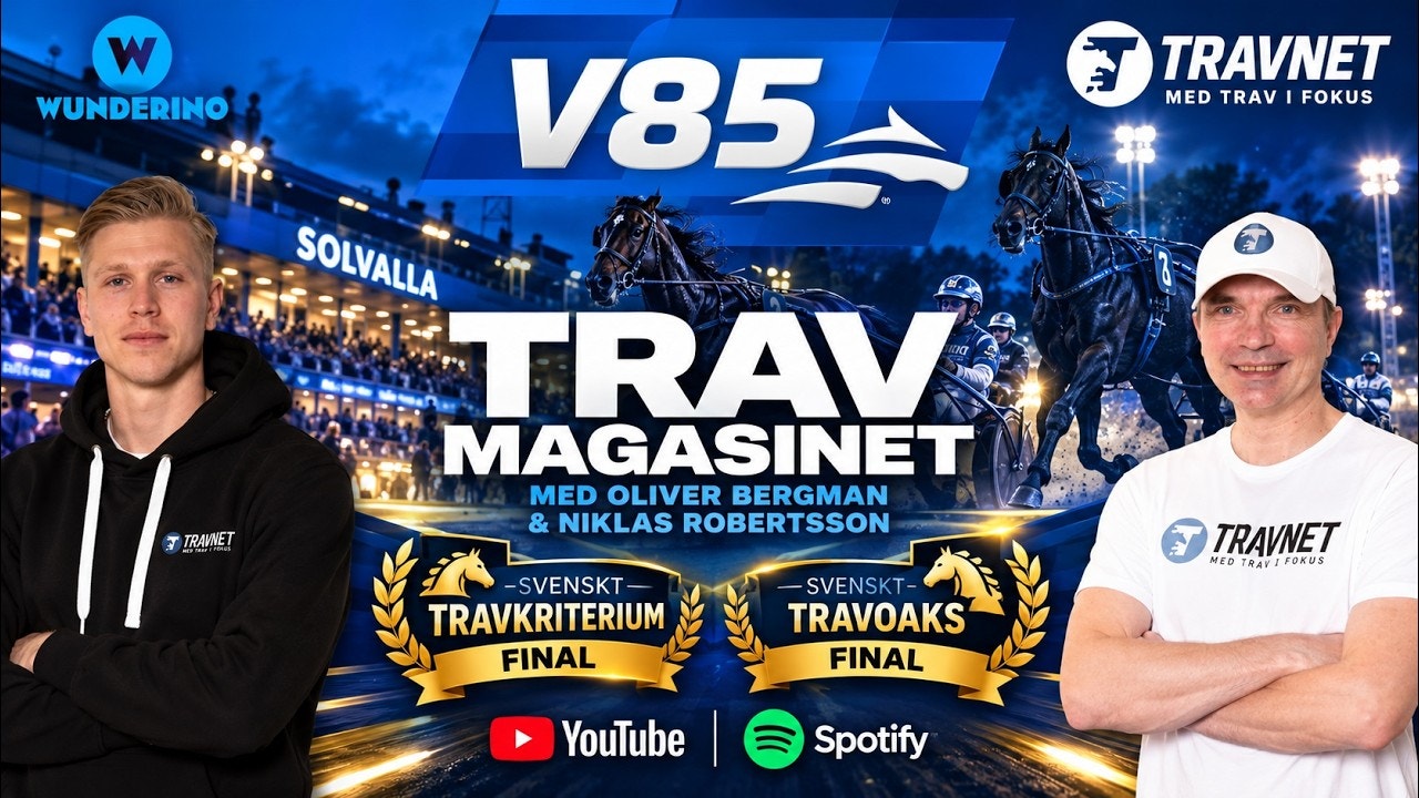 Programbild för Travmagasinet med Oliver Bergman och Niklas Robertsson. Två män står med korslagda armar framför travhästar på en travbana. Texten V85 och Svenskt Travkriterium och Svenskt Travoaks final syns på bilden.