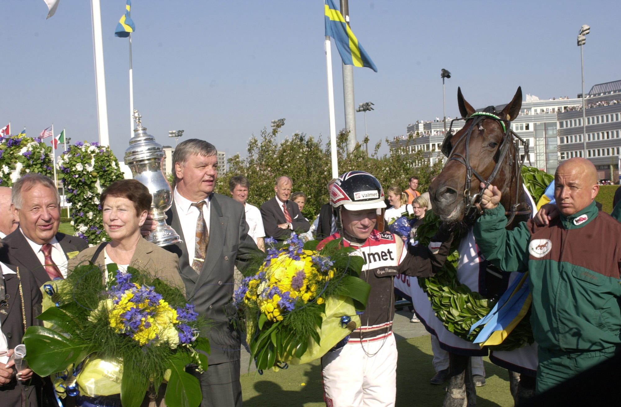 Hans Sundqvist med segerpokalen i hand efter segern i Elitloppet 2003. Foto: ALN