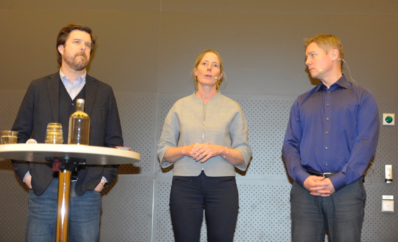 Svensk Travsports VD Maria Croon (mitten) bekräftar att säkerhetschefen får lämna sitt uppdrag - Foto: ALN