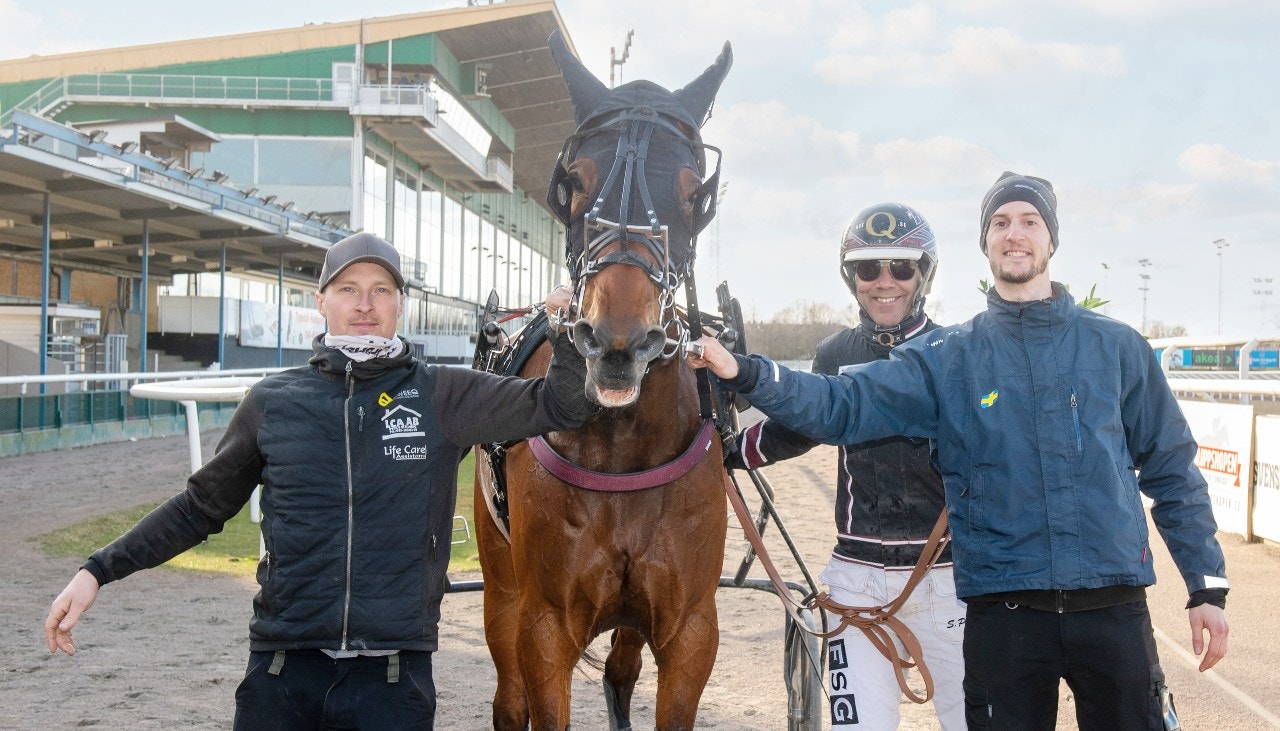Farlander Am och kretsen kring hästen efter seger på Jägersro tidigare i april. Foto: ALN