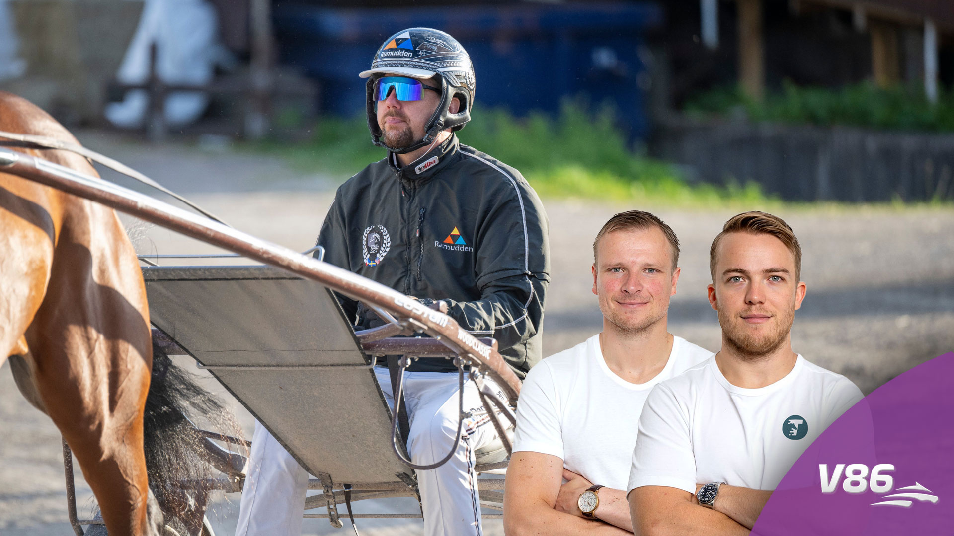 En travkusk i sulky bakom en häst, med två leende män i vita t-shirts i förgrunden och en V86-logga i hörnet.