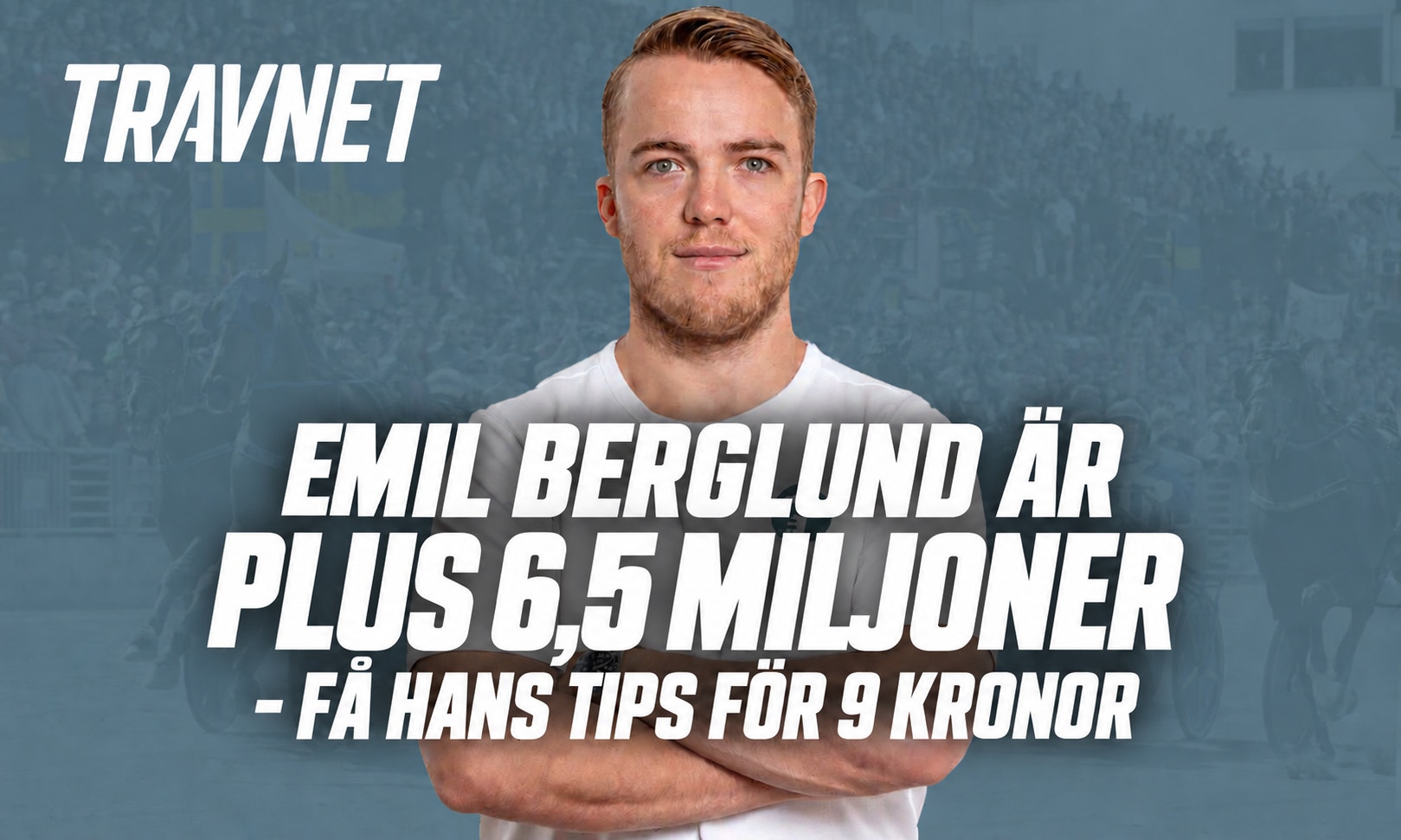 En man med armarna i kors står framför en folkmassa, med text om att han är plus 6,5 miljoner och säljer tips för 9 kronor.