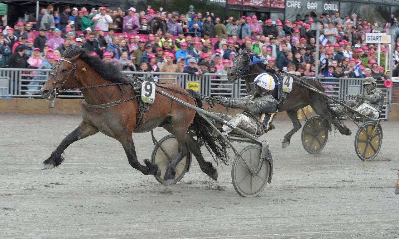 Segerjubel för Björn Karlsson. Tangen Haap gjorde det i Elitkampen. Foto: ALN