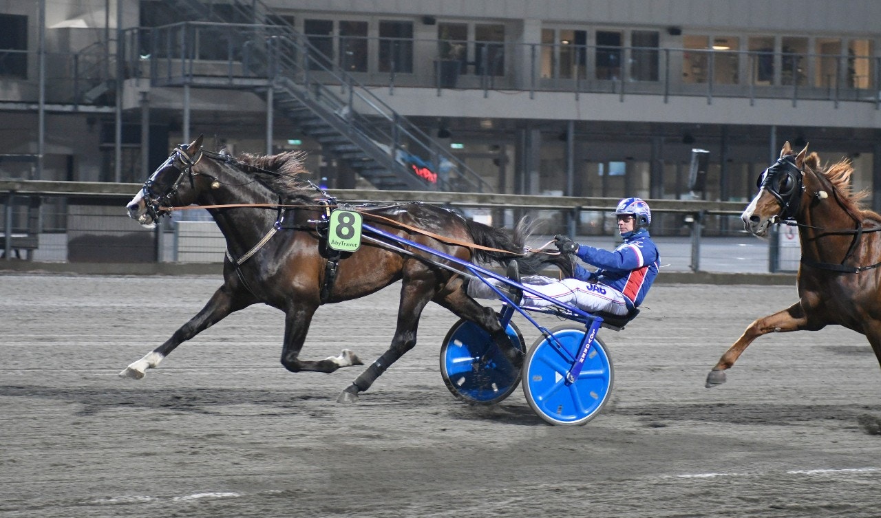 Racing Mange går ifrån till lätt seger i årsdebuten. Foto: Göran Lindskog, Sidmakarn/ALN