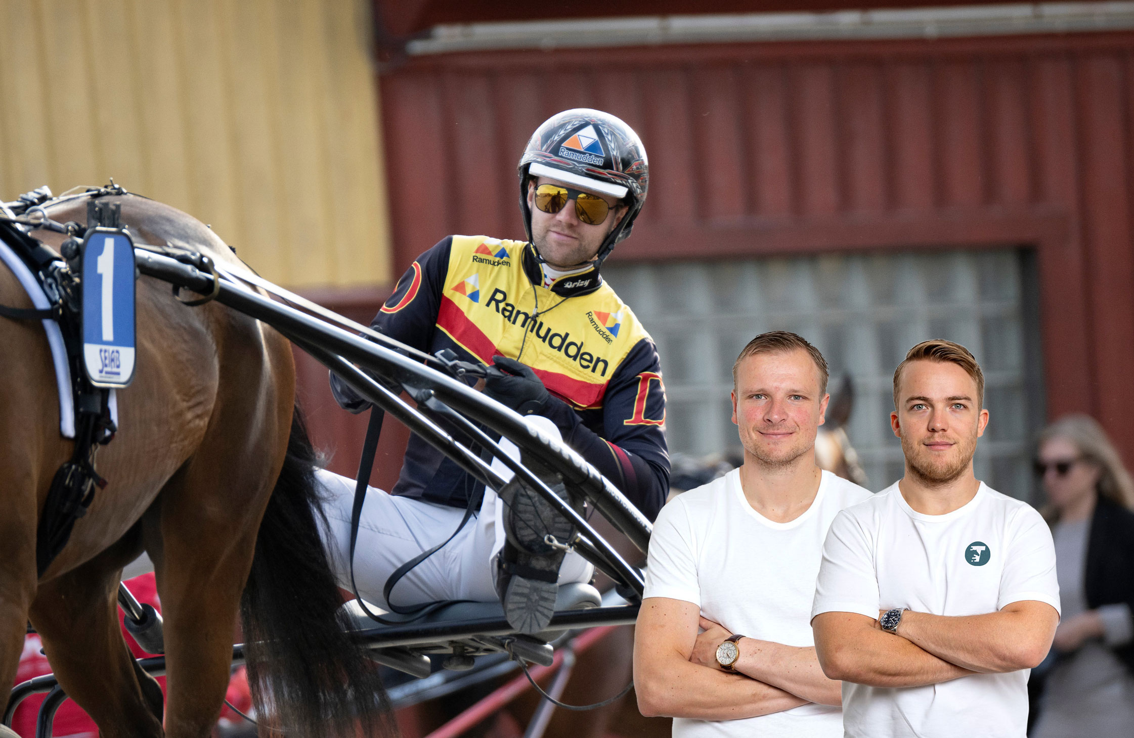 En travkusk i gul och röd tävlingsdräkt sitter i sulkyn bakom en häst. Två män i vita t-shirtar står bredvid och poserar för kameran vid travbanan.