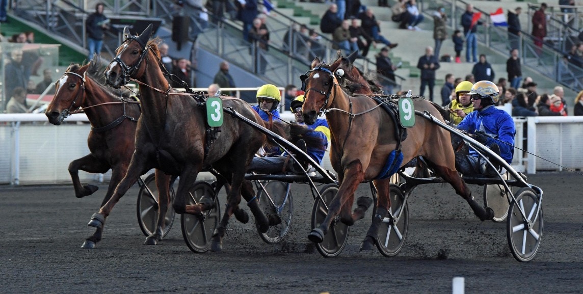 Gunilla d'Atout håller undan med minsta möjliga marginal. Foto: Gerard Forni, Scoop Dyga