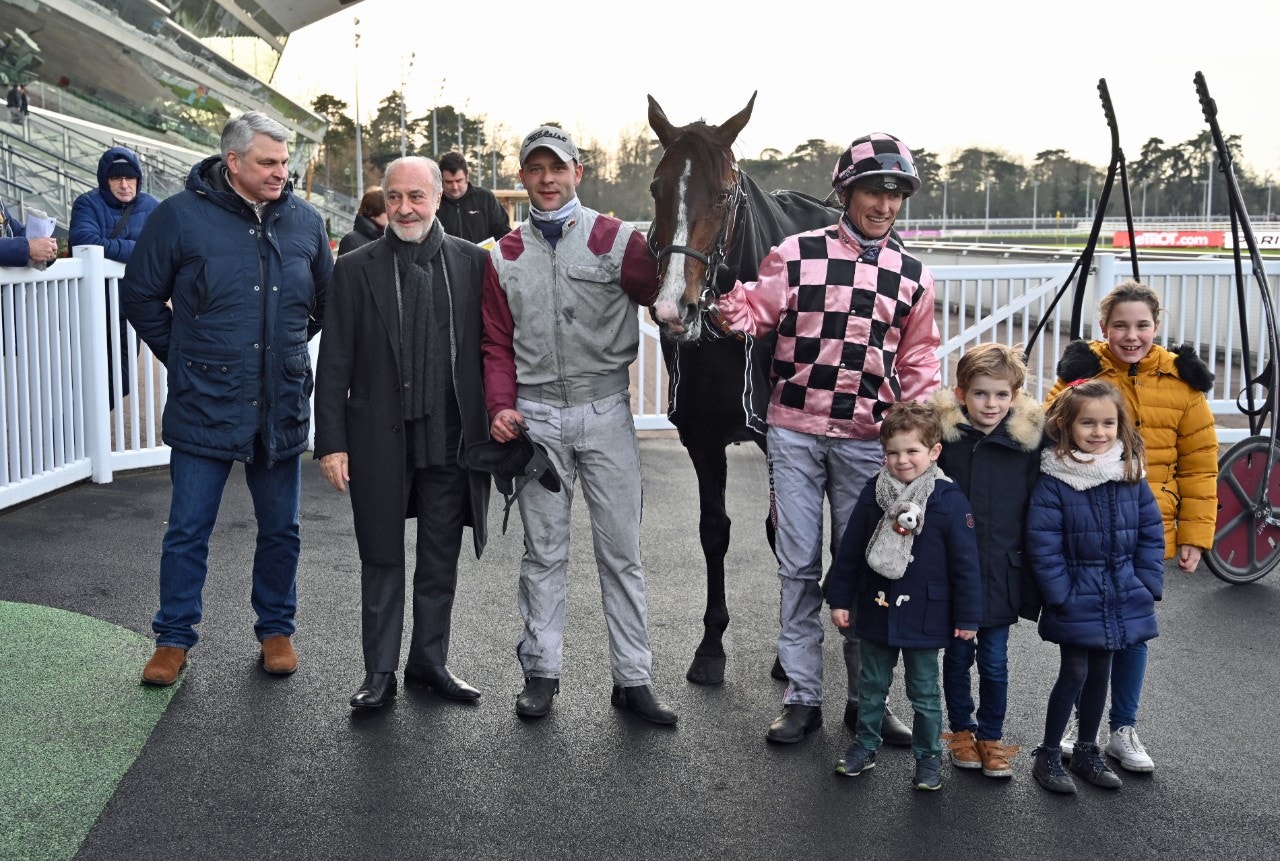 Feliciano med sitt team efter en tidigare seger. Foto: Gerard Forni, Scoop Dyga