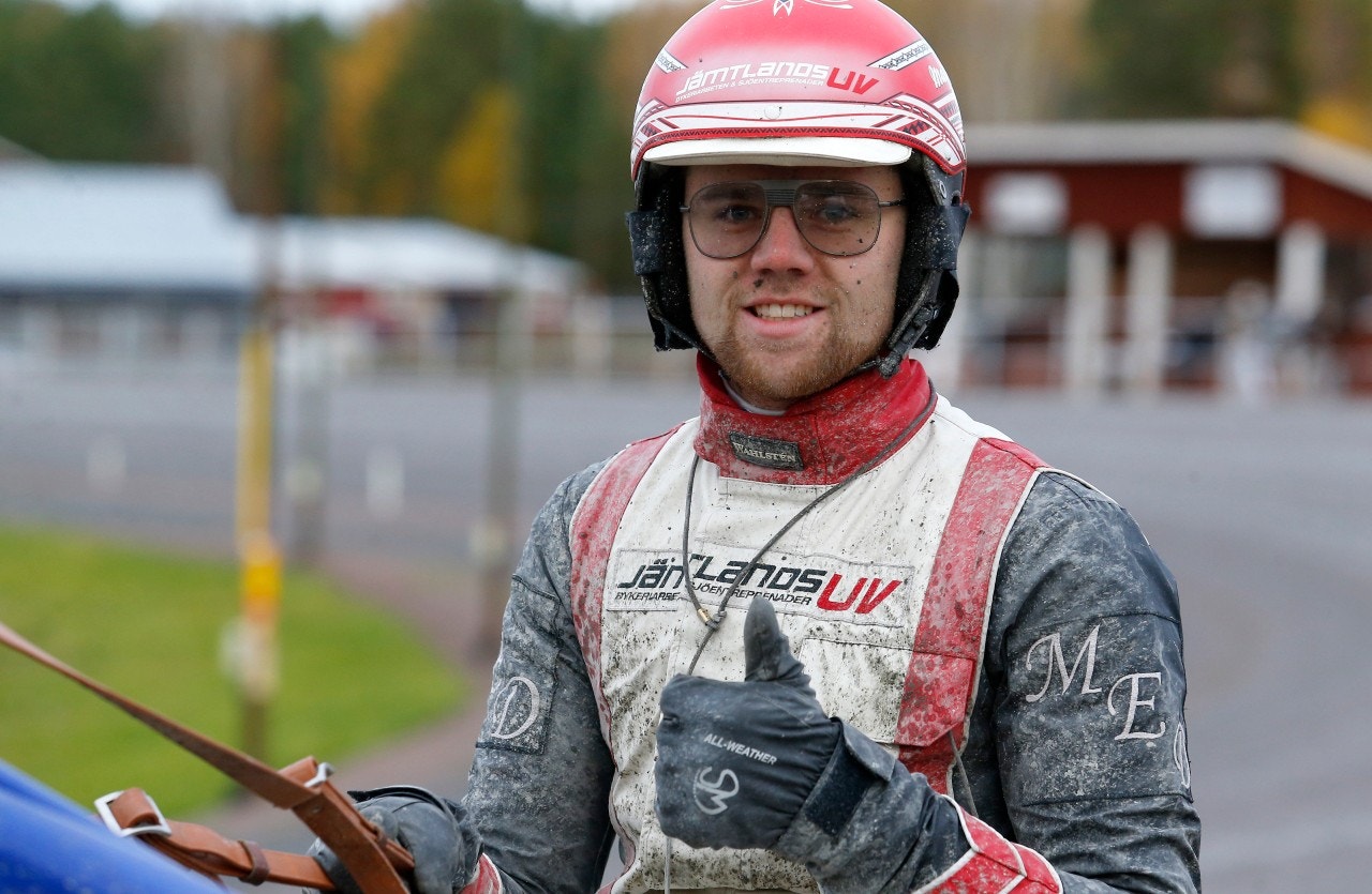 Mats E Djuse kör vårt drag i det avslutande loppet. Foto: Hanold, ALN
