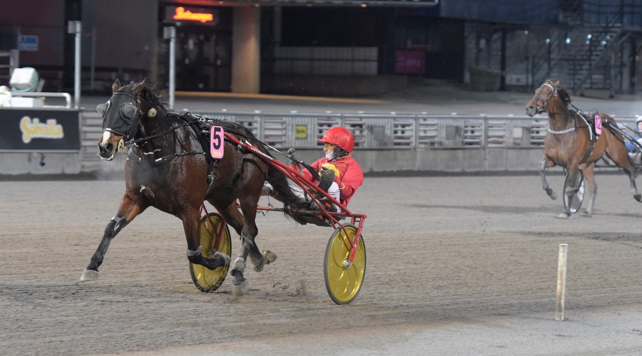 Överlägsen från ledningen igen. Disco Volante vann Gösta Nordins lopp. Foto: Leif Norberg, ALN