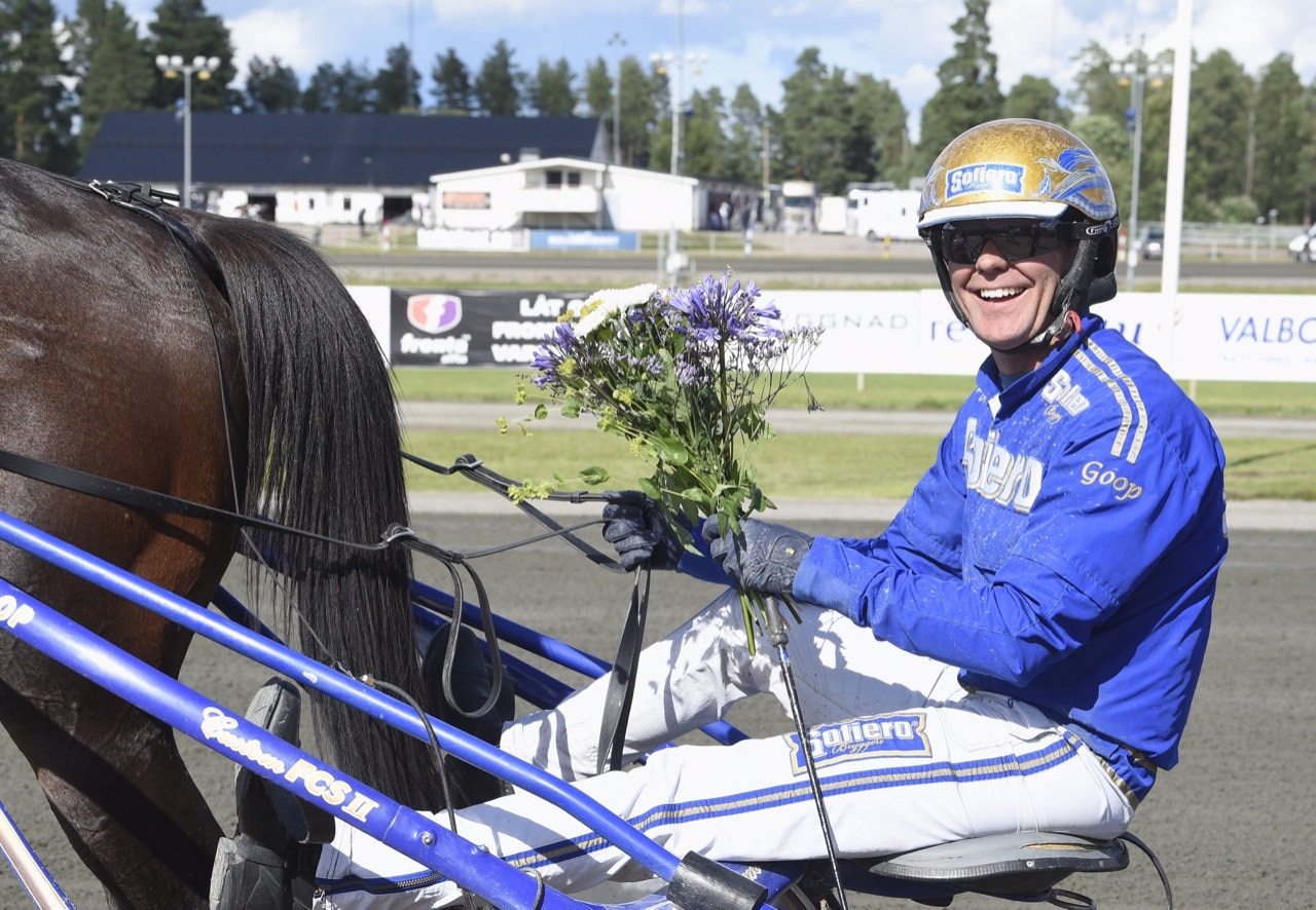 Björn Goop sitter upp bakom Eros Zola i Danska Derbyt - Foto: ALN
