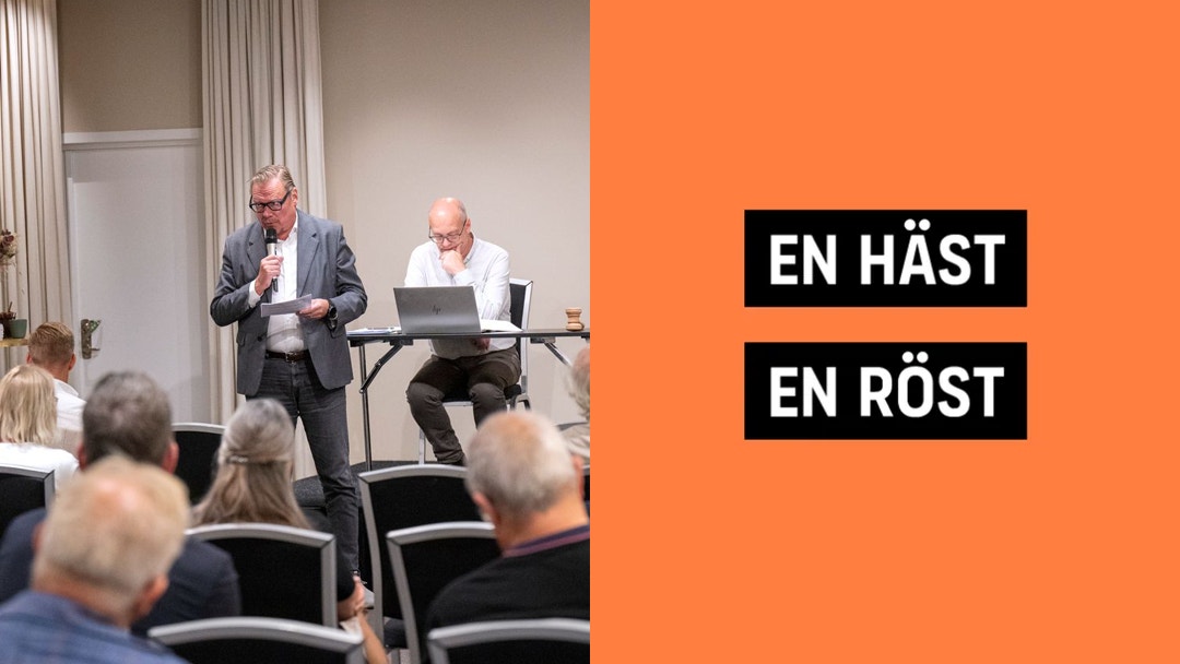 Två män presenterar för en publik i ett mötesutrymme. En man står och talar medan en annan sitter vid en laptop. Publiken sitter i stolen framför dem. Till höger visas orange bakgrund med svart text som säger "EN HÄST" och "EN RÖST".