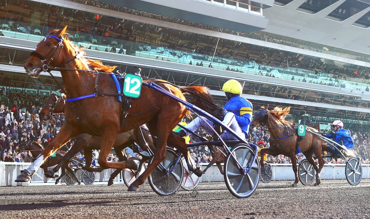 Bélina Josselyn vid seger i Prix de Paris förra året. Kan hon göra det igen? Foto: Gerard Forni, Scoop Dyga