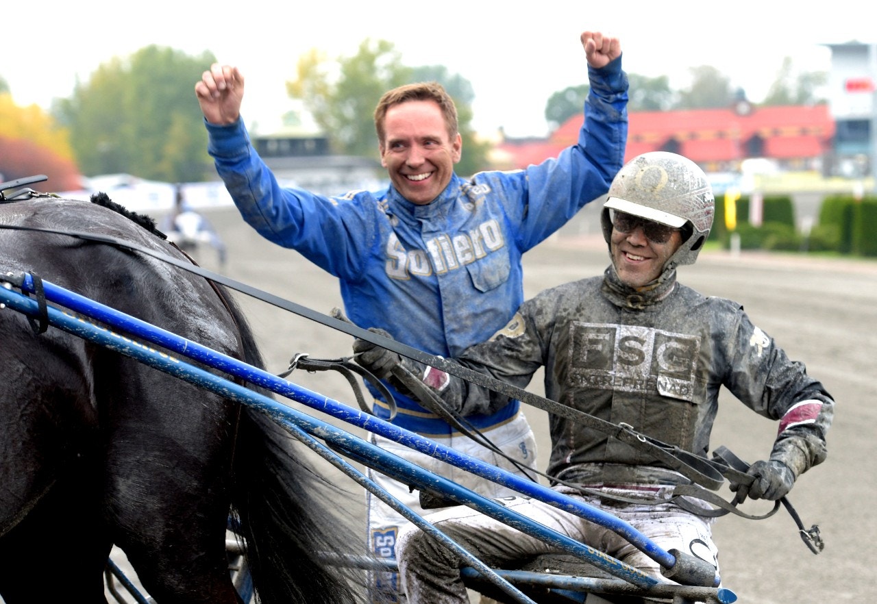 Björn Goop jublar ikapp med Stefan Persson efter Eagle Eye Sherrys skräll i Oaks. Foto: Leif Norberg, ALN