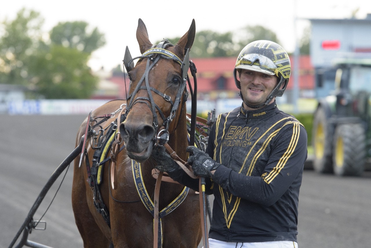 Ferrari Sisu och Marc Elias nöjda efter segern i Victory Tillys lopp. Foto: Tommy Andersson, ALN