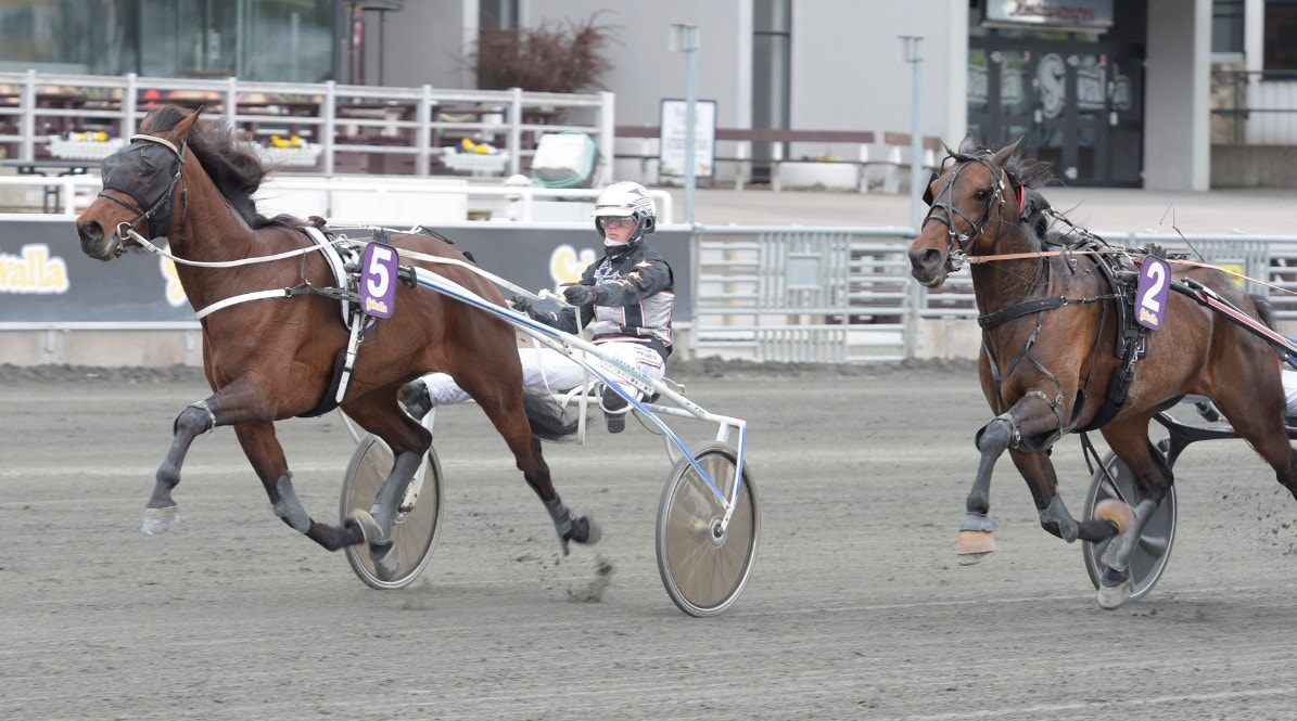 Bollnäs 3 juni: Gloria dansar runt dem utan skor!