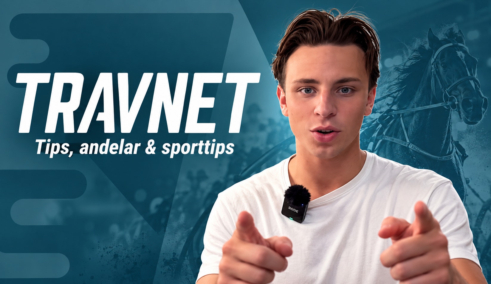 En ung man med mörkt hår och vit t-shirt, med en liten mikrofon på tröjan, tittar in i kameran och pekar mot den med båda händerna. Till vänster står texten ”TRAVNET – Tips, andelar & sporttips” och i bakgrunden syns en travhäst mot en blågrön bakgrund.