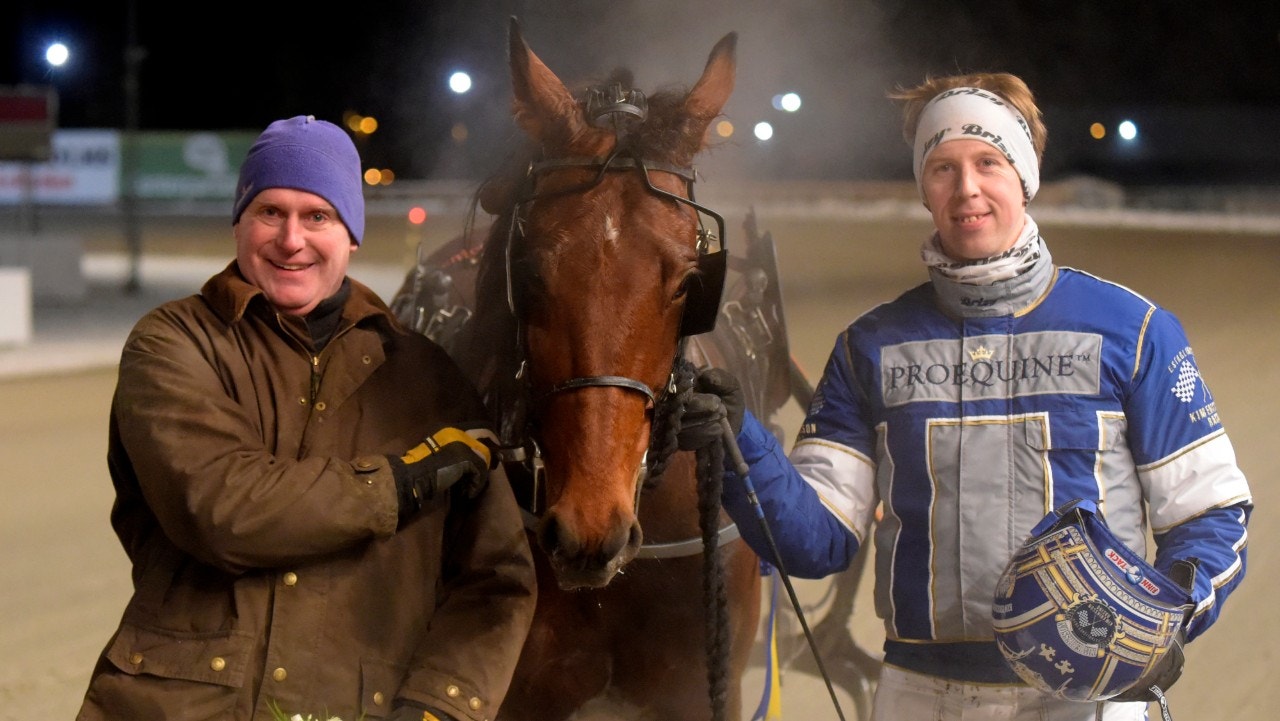 Halmstad 21 december: Bo C rundar fältet!