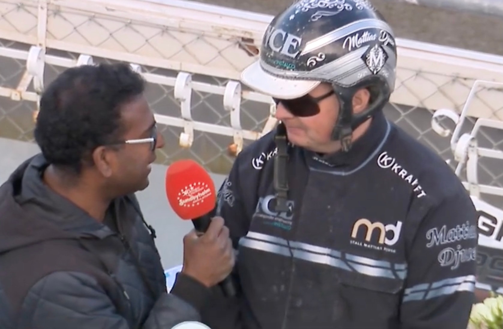 En cyklist blir intervjuad efter ett cykellopp.