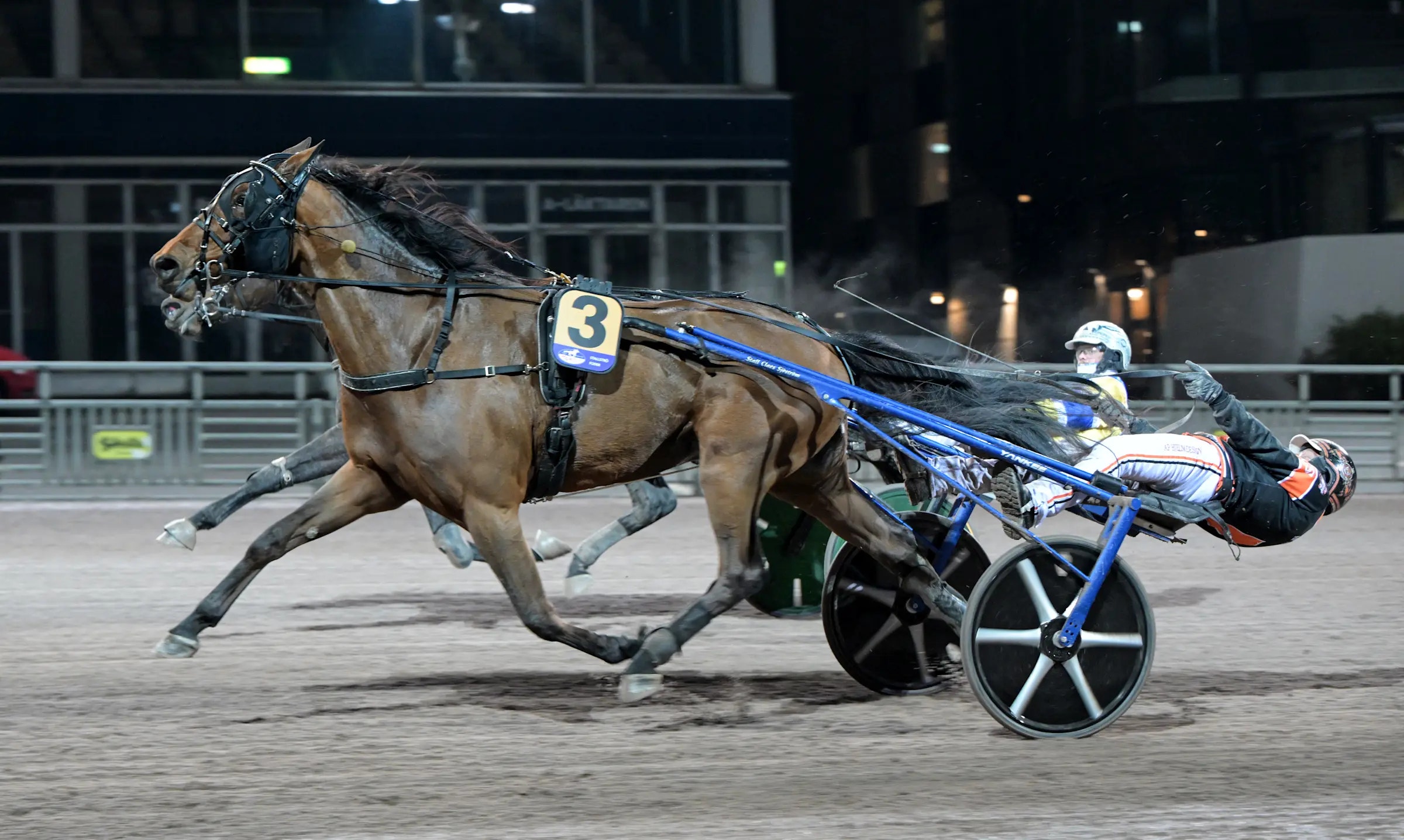 V86: Micke Sting fällde storfavoriten
