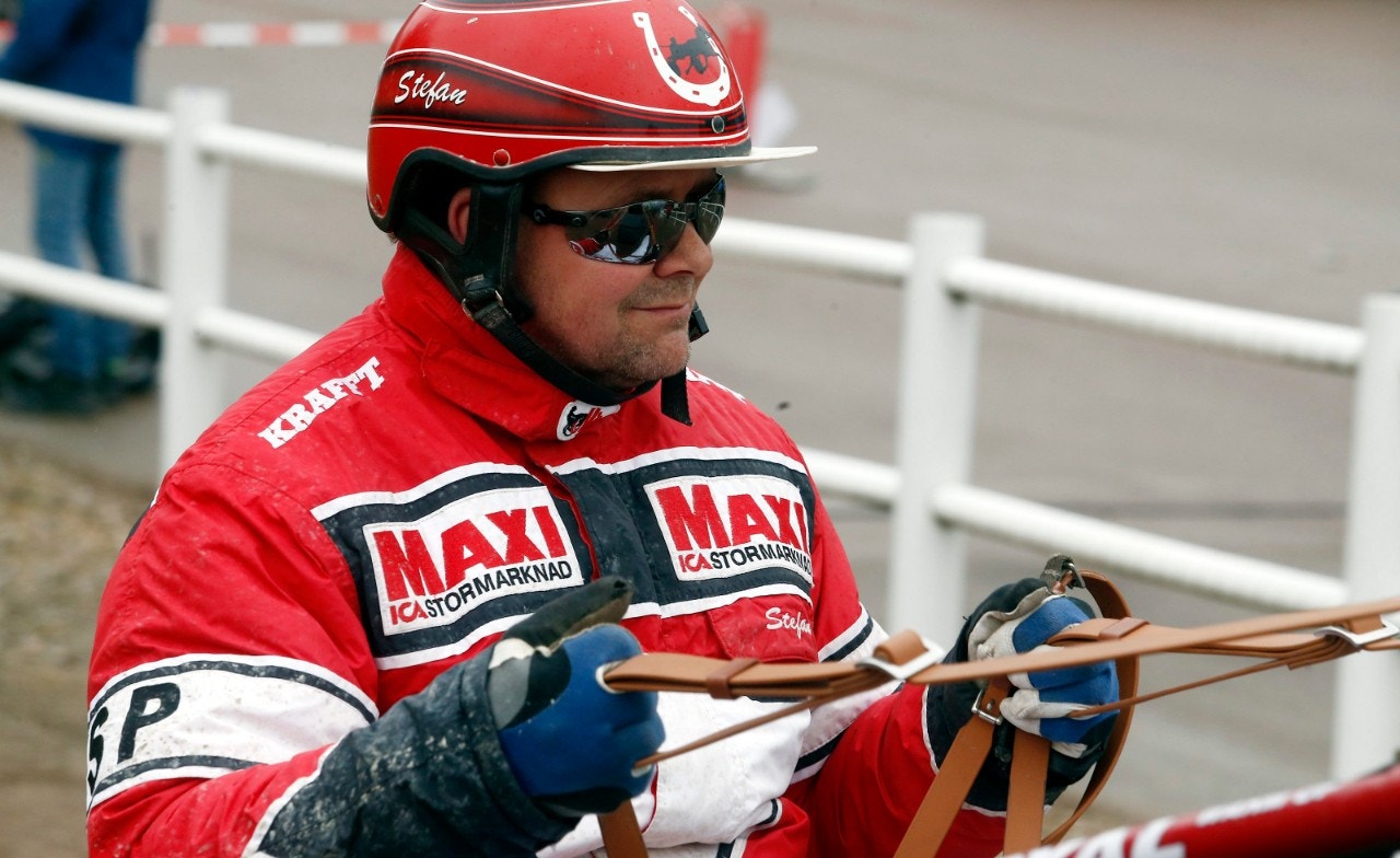 Stefan P Pettersson tränar vårt drag till Kalmartravets tävlingar i kväll. Foto: Hanold, ALN