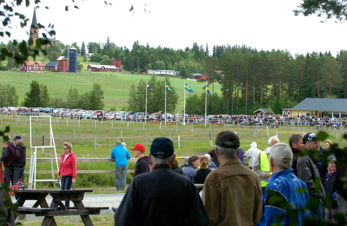 Storpublik lockades till Oviken