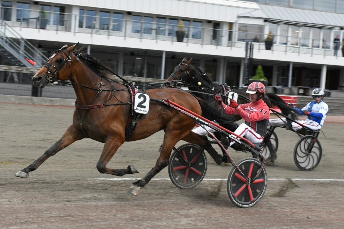 Cyber Lane avväpnar säkert Stepping Spaceboy i segerstriden. Foto: Göran Lindskog, ALN