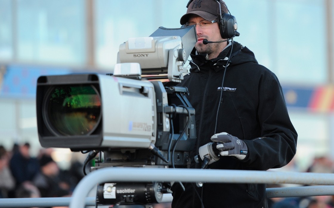 ST ändrar beslut: Begränsat antal medier tillåts på banorna